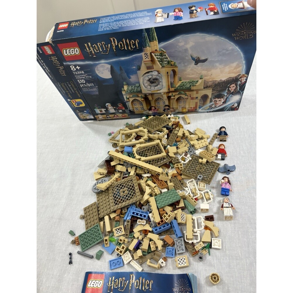 LEGO Harry Potter: Hogwarts Hospital Wing (76398) - Picture 4 of 6